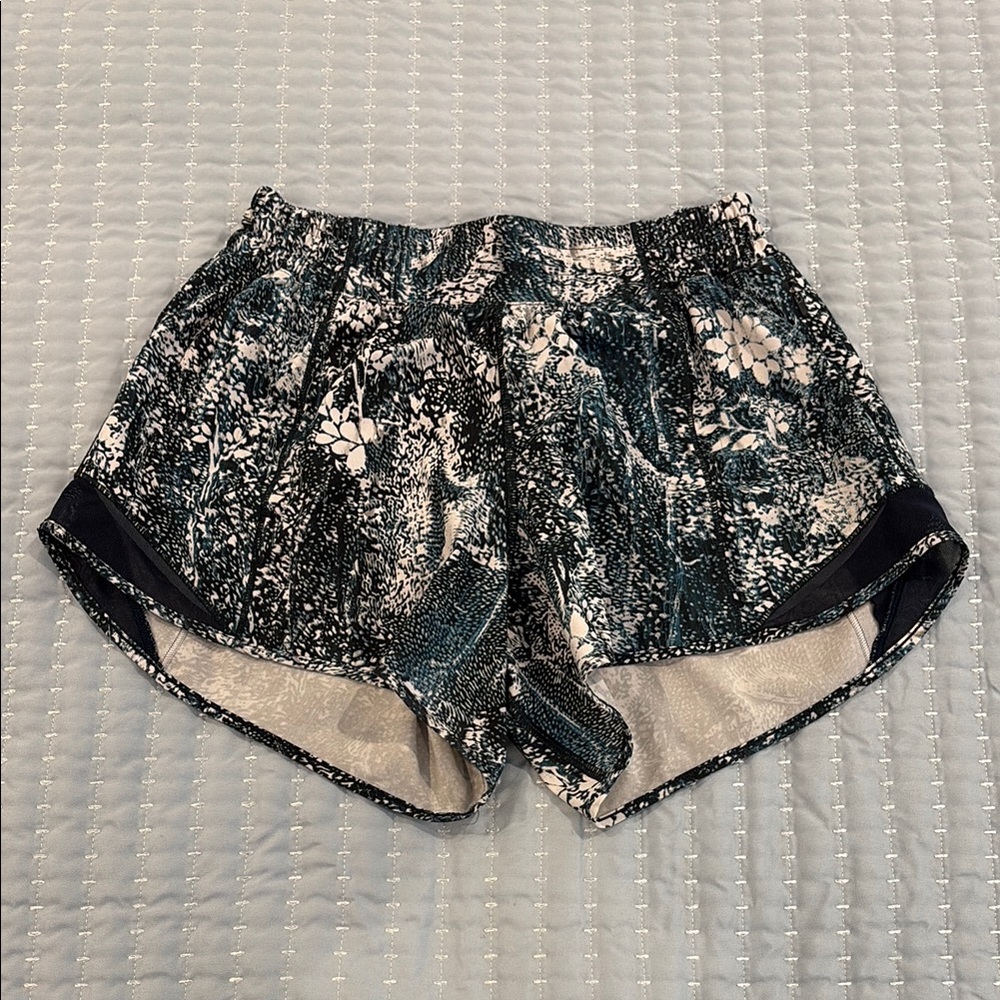 Lululemon Hotty Hot Low-Rise Lined
Short 4"
